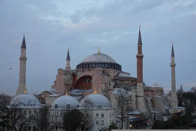 İlber Ortaylı: Ayasofya restorasyon için bir müddet kapatılmalı