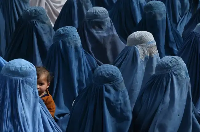 Taliban, Afgan kadınları istihdam eden tüm STK'ları kapatacağını açıkladı