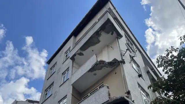 Bağcılar'da balkonun çökmesi sonucu ikinci kattan düşen işçi hayatını kaybetti