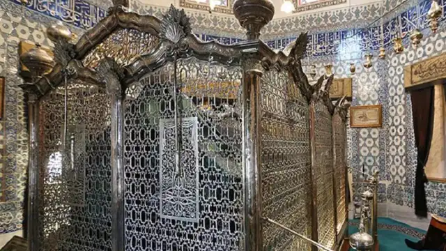 Eyüp Sultan Türbesi'ne çekiçli saldırı