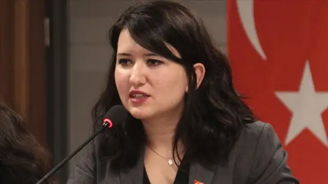 Gökçe Gökçen: Kaçma şüphesi birkaç gün içinde yok olmuş ama ev hapsi var. Yani konser vermesin, sahneye çıkmasın, öyle giyinmesin