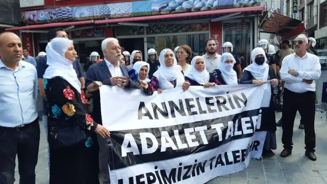 Tutuklu yakınları engellemelere rağmen Esenyurt'ta basın açıklaması gerçekleştirdi