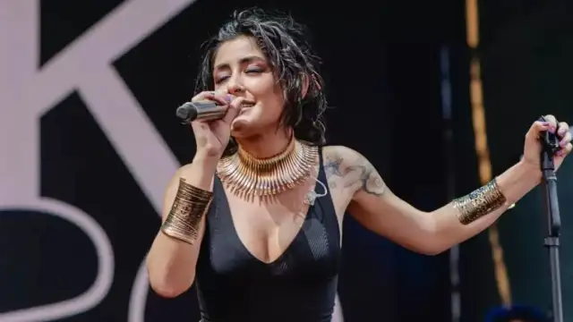 Melek Mosso Mahsa Amini için sahnede saçlarını kesti