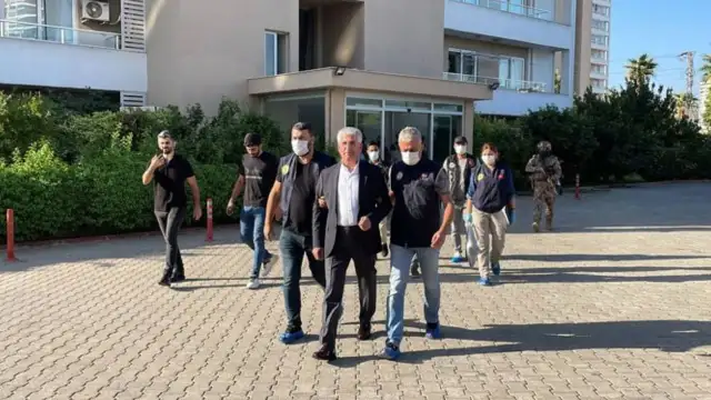 Polisten, Mersin Büyükşehir Belediyesi çalışanlarına 'basın ordusuyla' gözaltı