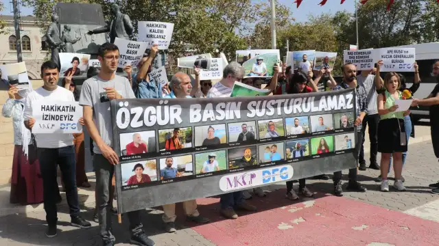 Tutukluluklarının 3. Ayında Kürt gazeteciler için meslektaşları eylemdeydi