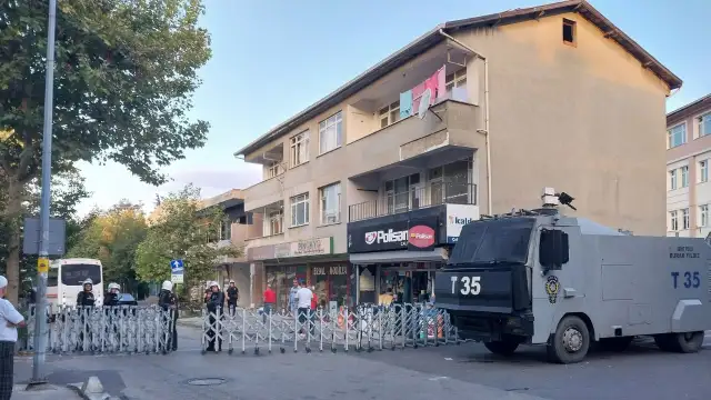 "Fakirseniz ve Tokatköy'de oturuyorsanız evinizi başınıza yıkmak için gelen polis tarafından böyle uyandırılırsınız"