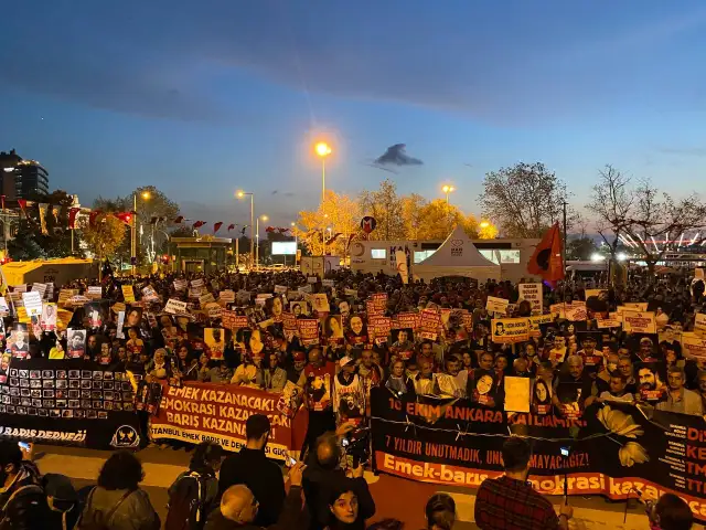 Ankara’da 10 Ekim Gar Katliamı’nda yaşamını yitirenler Kadıköy'de anıldı: "Katillerden hesap sorulacak"