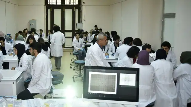 AFP doktor göçünü yazdı: Tıp fakültesindeki birinci sınıf öğrencileri Almanca kursuna gitmeyi hedefliyor