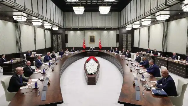 Kabine toplanıyor: Masada deprem ve seçim var
