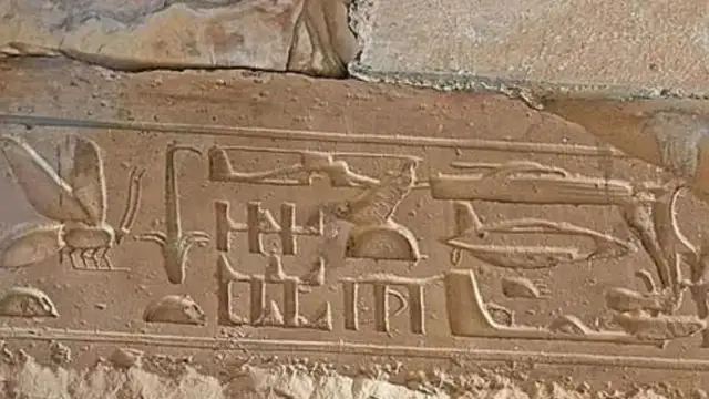 Mısırlılar zaman yolculuğu mu yaptı? Piramitlerdeki helikopter ve uçağa benzer figürler neyi anlatıyor?