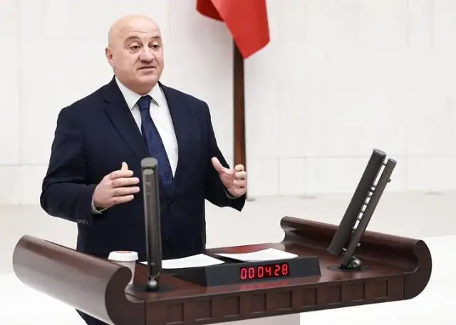 TRT Spikeri Deniz Demir'in görevine son verilmesi meclis gündemine taşındı