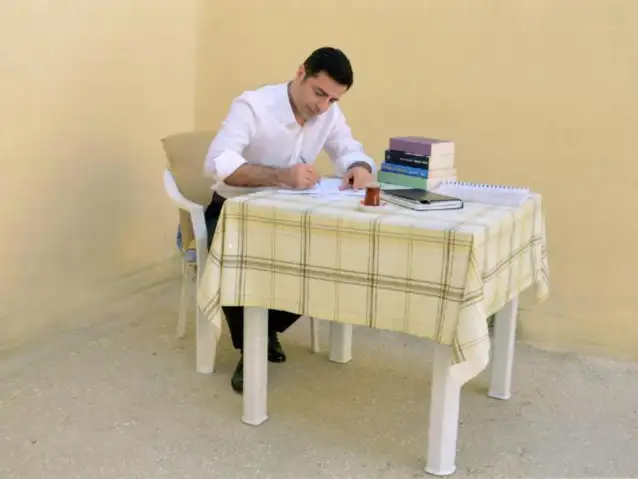 Selahattin Demirtaş yazdı: Dürüst Müslüman pazarda limon satar, oyunu satmaz