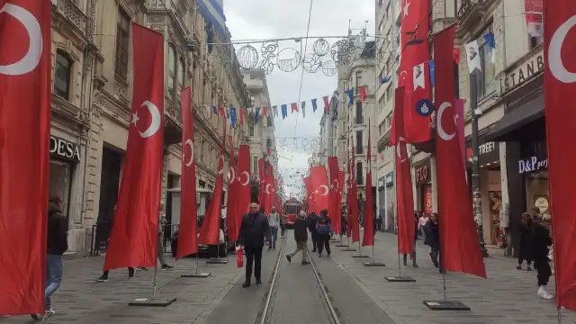 İstiklal Caddesi yeniden trafiğe açıldı