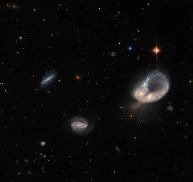 Hubble Uzay Teleskobu iki kozmik çarpışmanın izlerini tespit etti