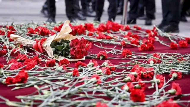 İstiklal Caddesi'nde patlamanın yaşandığı noktaya karanfiller bırakıldı