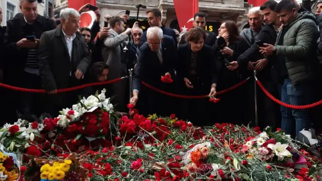 Canan Kaftancıoğlu, yaşamını yitirenler anısına karanfil bıraktı