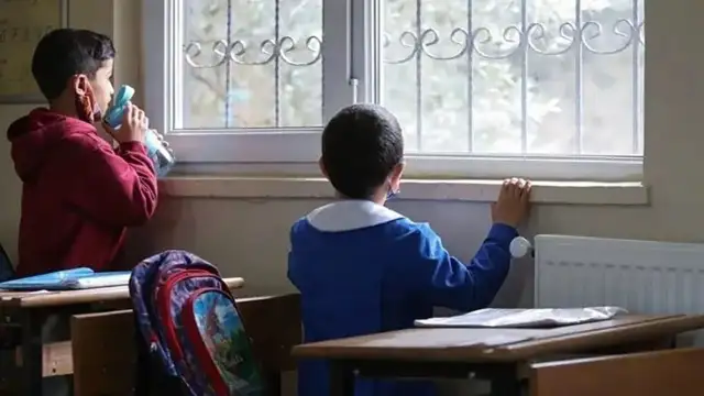 Okul çocukları aç: Devletin önerdiği "sağlıklı beslenme çantası"na asgari ücret yetmiyor