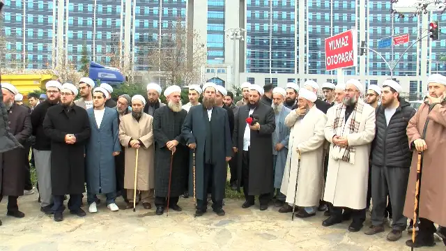 Çocuk istismarı zanlıları tutuklandı, cemaat üyeleri adliye önünde destek eylemi yaptı