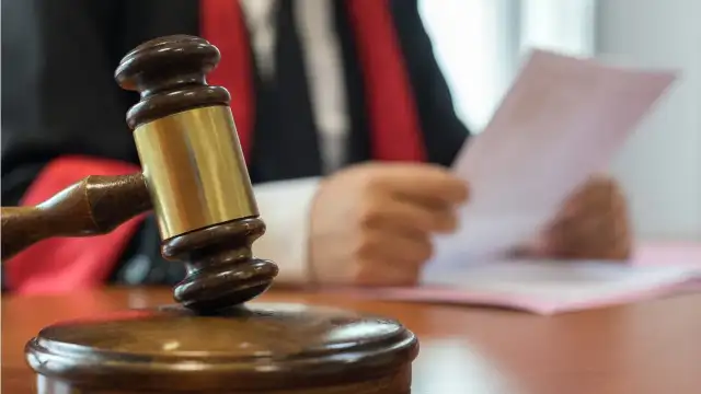 "Kayalıklardan düştü" dediği eşini öldürdüğü iddiasıyla hakkında dava açıldı