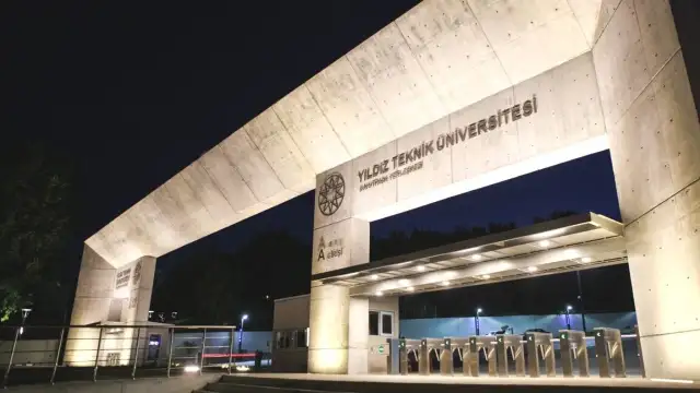 Tüm engellere rağmen öğrenciler akademisyen Uğur Kutay'a sahip çıktı