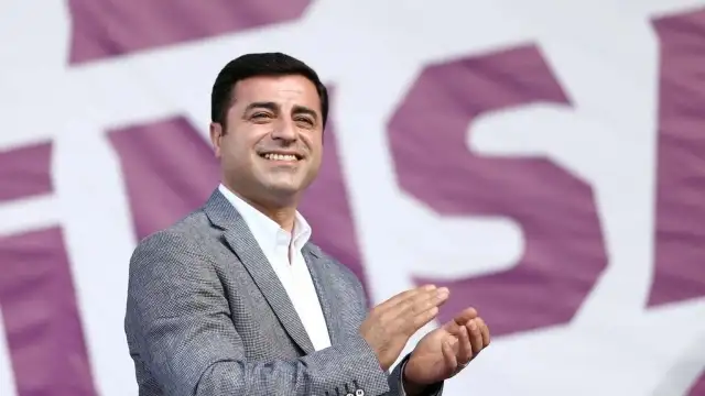 Demirtaş, İz Gazete'ye konuştu, gazetenin manşetini attı: Demirtaş, çok sevdiği İzmir'e geliyor, çıkınca :)