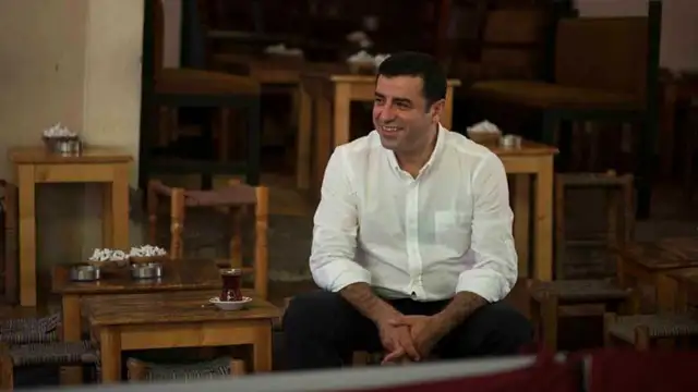 Demirtaş seçim kampanyasını çay ısmarlayarak başlattı: İkna edemediğiniz olursa bana haber verin, Şakir sana çay yok