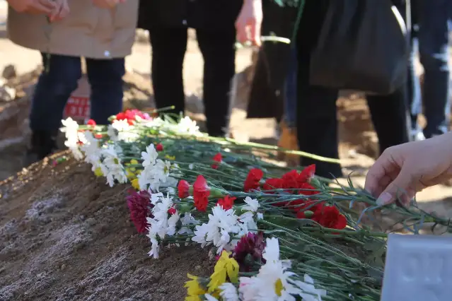 Kimsesizler mezarlığına gömülmüştü: Elazığlılar engelli kızın mezarına ziyarette bulundu