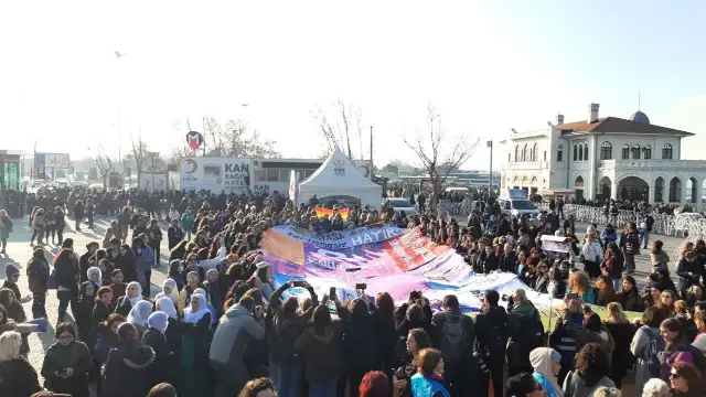 Kadınlar Birlikte Güçlü’den Kadıköy’de eylem: Kadınların isyanı değiştirecek