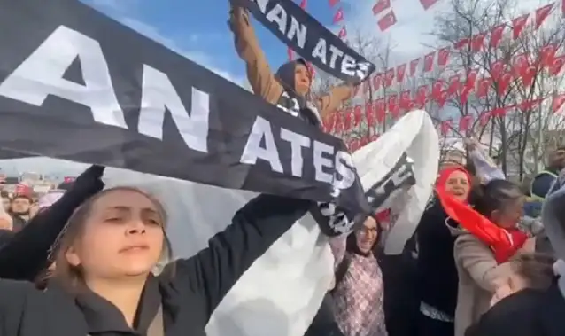 Erdoğan mitinginde Sinan Ateş pankartı açan kadınlara polisten müdahale