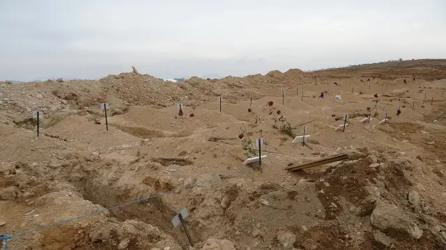 Depremde iki dağın arasında kalan köyde 48 kişi hayatını kaybetti