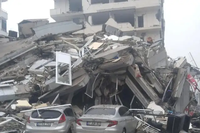 Nurdağ'da yıkılan binaların müteahhidi AKP'li meclis üyesi çıktı