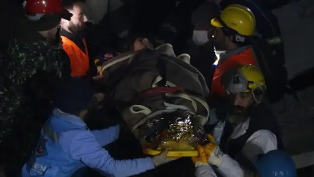 Depremin 160. saatinde 11 yaşında bir çocuk daha kurtarıldı