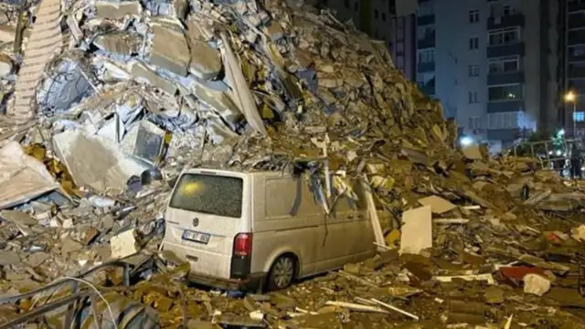 Enkazdan çıkarılan bazı vatandaşların donarak öldüğü tespit edildi!