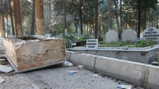 Hatay'da mezarlar hasar görüp yola uçtu!