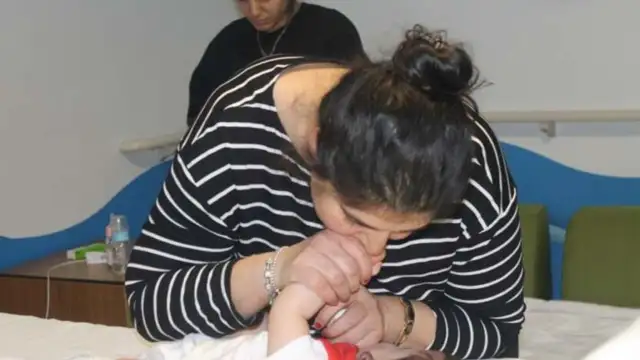 Antakya'da kedi miyavlaması sayesinde bulunan Birce bebek annesine kavuştu