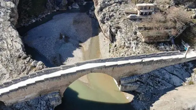 1831 yıl önce Romalıların Kahta'da yaptığı Cendere köprüsü ayakta kaldı, 10 sene önce yapılan evler yıkıldı