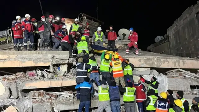 10 yaşındaki çocuk 260'ıncı saatte enkazdan kurtarıldı