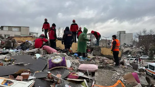 Deprem bölgesindeki gazetecilerin izlenimleri: Halk, AK Parti iktidarını enkazın altından kaldırmaya çalıştı