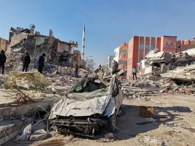 Deprem bölgesinde bulunan gazeteciler anlattı: Her taraf yıkıldı, insanlar bölgeyi terk ediyor