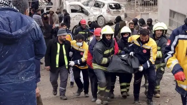 Depremin 278'inci saatinde bir kişi enkaz altından kurtarıldı