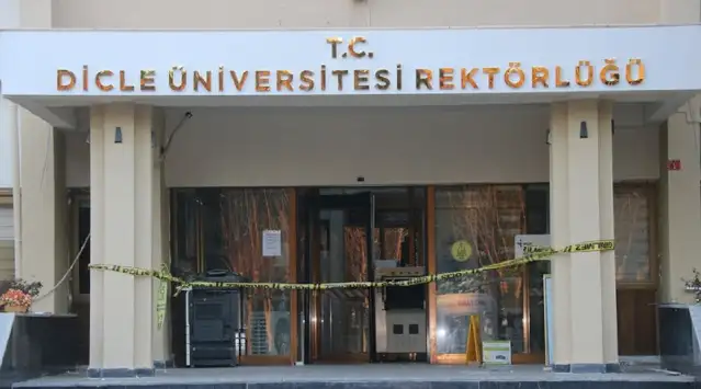 Depremde hasar alan Dicle Üniversitesi rektörlük binası boşaltıldı
