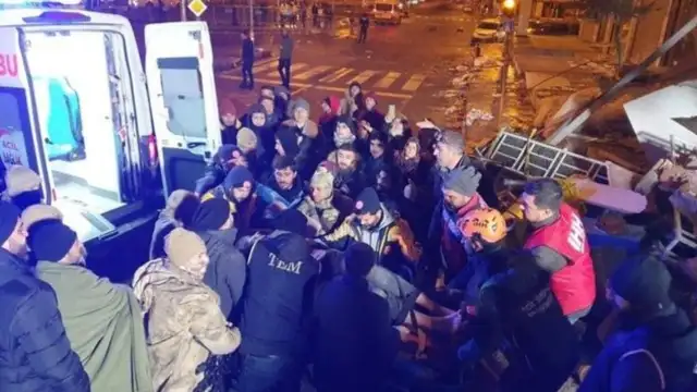 Diyarbakır'da enkazın altında ağlayan bebek annesinin de hayatını kurtardı