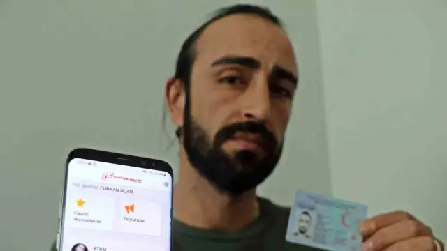 Depremde ölmediğini kanıtlamaya çalışıyor