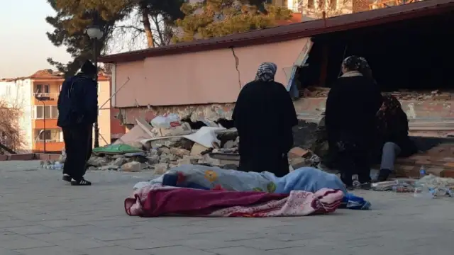 Fatoş Erdoğan Armutlu'dan aktardı: Bir anne, bir baba, bir bebeğin cansız bedeni karşımda onları kim gömecek belli değil
