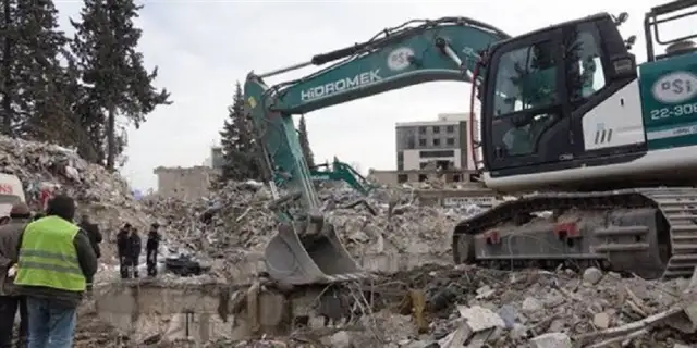 Enkaz kaldırma çalışmalarını izleyen kişi hayatını kaybetti, Kepçe operatörü gözaltına alındı