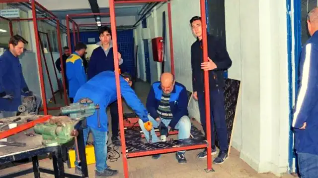 Öğretmen ve öğrenciler deprem bölgesi için seyyar tuvalet üretiyor
