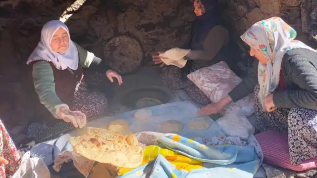 Manisa’da kadınları depremzedeler için tandır ekmeği pişirdi