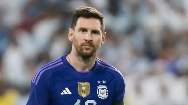 Messi'nin imzalı forması depremzedeler için satışa çıkarılıyor