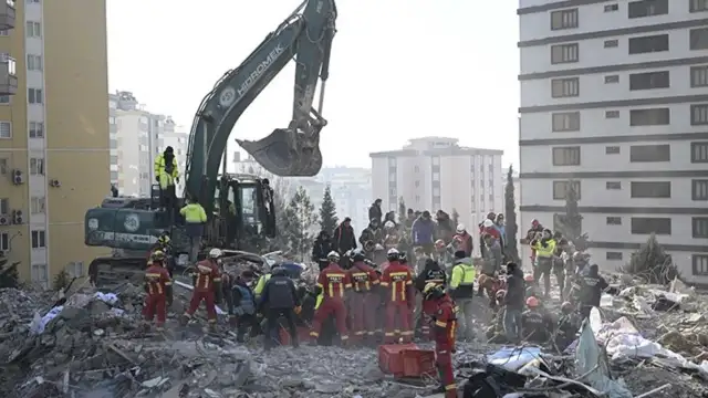 Türkiye'de müteahhit olmak: İlkokul mezunuysanız ve paranız varsa siz de müteahhit olabilirsiniz, bu kadar kolay
