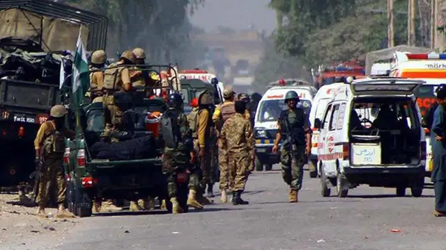 Pakistan'da yolcu minibüslerine yönelik silahlı saldırıda 28 kişi öldü